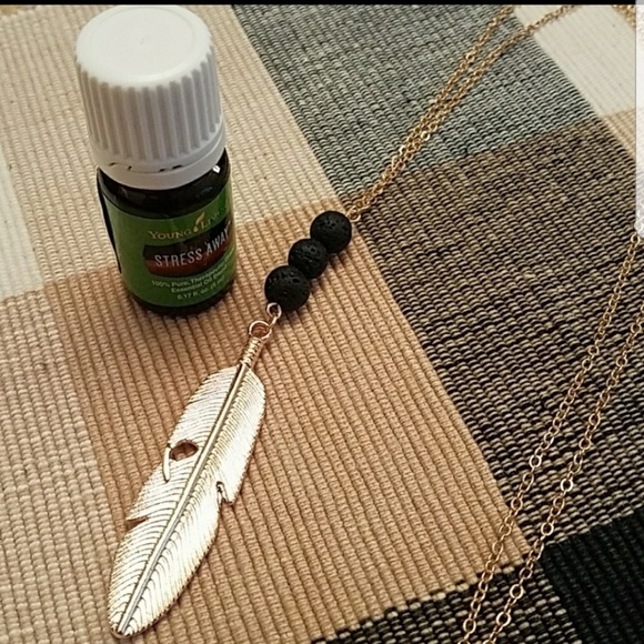 Lava rock feather diffuser necklace, New - Picture 2 of 5